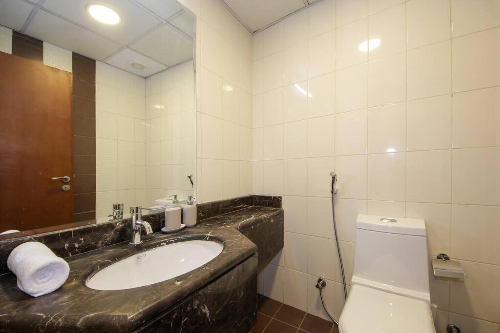 Rh- High-floor Splendor, 2-bedroom Gem In Downtown Apartment