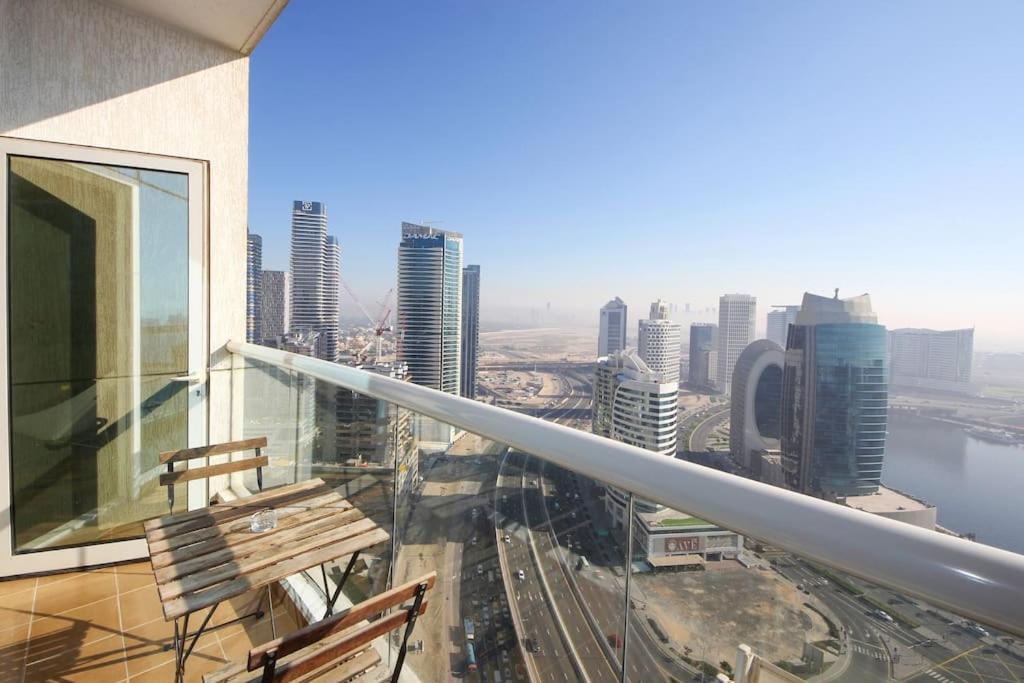 Rh- High-floor Splendor, 2-bedroom Gem In Downtown Apartment *